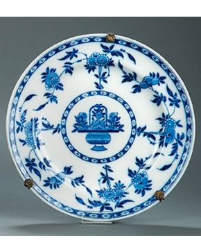 2210-Plato en cerámica de Delft, ca. 1900. Decoración floral azul y blanca. Con marcas. Diámetro: 26 cm