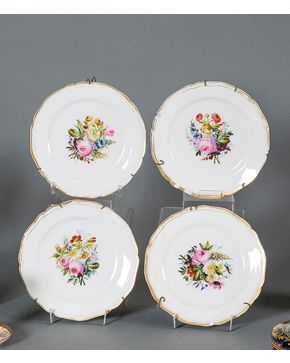 2132-Lote de cuatro platos en porcelana isabelina, ca. 1860. Decoración floral pintada en el asiento y filo en dorado. A