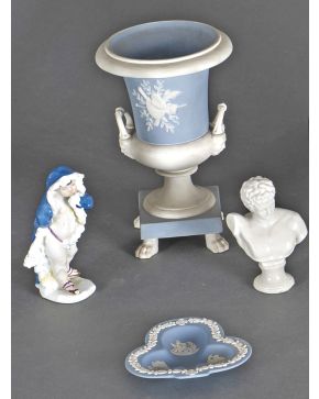 2127-Lote de copa, platito firmado Wedgwood, Niño alegoría del invierno y busto clásico, en porcelana y biscuit ca.1920.