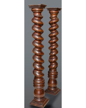 2103-Pareja de grandes columnas torsas estilo barroco en madera torneada.  Medidas: 189 x 22 cm. 