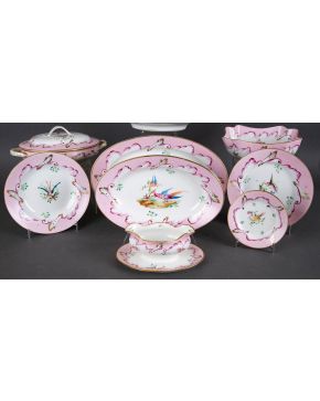 2441-Vajilla en porcelana centroeuropea, c. 1900, esmaltada, dorada y vidriada, en tonos rosas con motivos de aves en ca