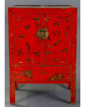 2259-Mueble aparador chino en madera lacada en rojo con decoracón de chinosseries de flores y mariposas pintadas y dorad