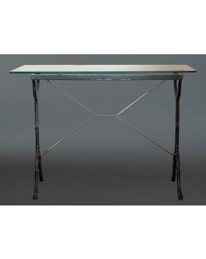 2424-Mesa de forja con tapa de cristal con fiadores y patas de tijera. Medidas: 72 x 50 x 100 cm.