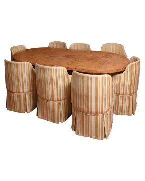 356-Mesa de diseño contemporáneo en madera rubia de raíz para ocho comensales ovalada con ocho pequeñas butacas de respa