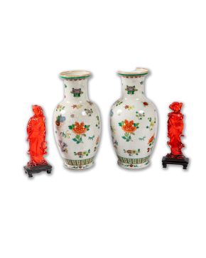 2219-Lote oriental compuesto por dos jarrones familia rosa en porcelana cracelada con decoración de crisantemos, uno con