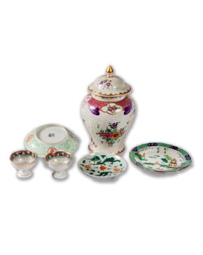 2207-Lote en porcelana china familia rosa, compuesto por tibor con tapa con remate en dorado, tres platos, uno en porcel