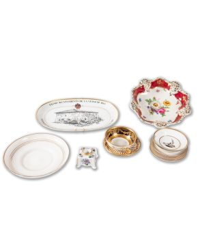 2452-Lote en porcelana comusto por cuenco con decoración floral, bandeja, cuatro platos con filos dorado, tacita de cons