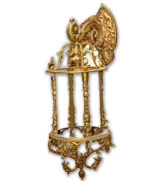 2272-Gran farol de pared en bronce dorado de estilo neorrenacentista, ca. 1930. Con decoración de querubines, animales f