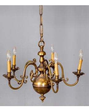 2319-Lámpara antigua de estilo holandés, en metal dorado, con cinco brazos de luz. Altura: 55 cm.