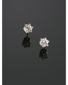 506-PENDIENTES DORMILONAS DE BRILLANTES DE 0.25 CT. APROX. CADA UNO sobre una montura de finas garras de oro blanco de 18k.