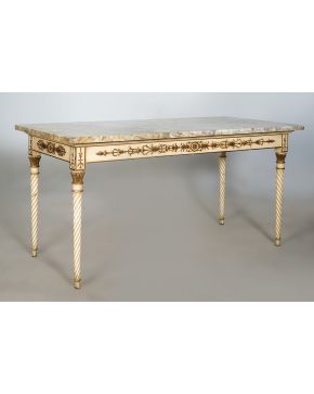 1082-Mesa de centro estilo neoclásico en madera policromada con detalles en dorado. Tapa de mármol blanco veteado. C. 1900.