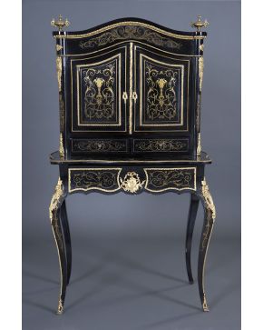 1130-Escritorio de dama estilo Napoleón III en madera ebonizada con decoración de motivos a candelieri y aplicaciones en bronce dorado. Con llave.