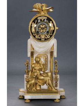 1133-Reloj de sobremesa francés en bronce dorado y alabastro. Paris.  C. 1840.