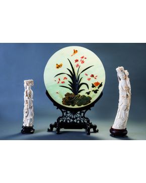 1266-Figura china en marfil tallado de anciano con Árbol de la Vida. Vestido con túnica. de larga barba y cráneo prominente. porta un árbol a modo de bácul