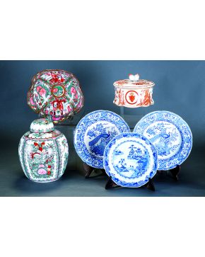 1324-Lote en porcelana polícroma china de Catón formado por tibor con tapa  familia verde con escenas palaciegas y fuente de borde polilobulado familia 