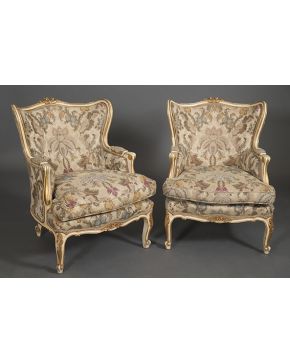 458-Pareja de butacas estilo Luis XV en madera pintada en blanco y detalles en dorado. Copete de flores. Patas y reposabrazos rematados en forma de voluta