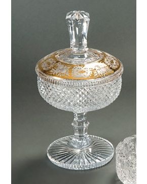 481-Bombonera en forma de copa en cristal de Bohemia tallado a rueda y grabado con decoración de tornapuntas y flores sobre fondo dorado en la tapa y cuer