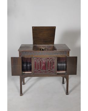 692-Fonógrafo Edison c. 1920. modelo Chippendale Console nº 1.172 en madera con discos de pizarra.