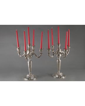 698-Pareja de candelabros de cinco luces en plata española punzonada. Fuste acanalado y gran base redonda decorada con decoración vegetal al igual que los