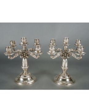 761-Pareja de candelabros de cinco luces con decoración gallonada en plata española punzonada de la joyería Pérez Hernández con decoración sogueada y elem